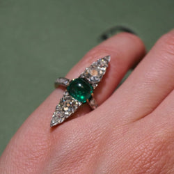 Bague Marquise en or jaune, platine, émeraude et diamants - Castafiore