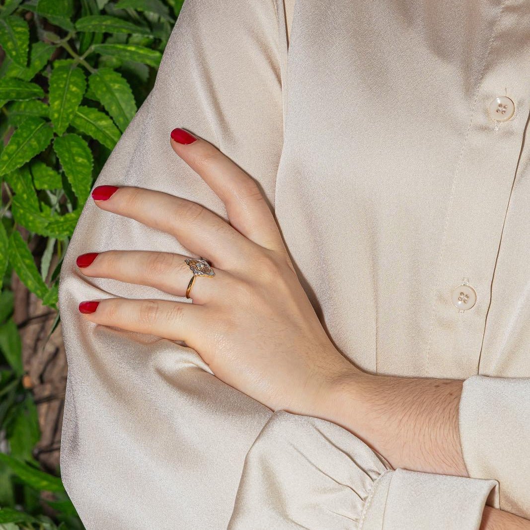 Bague Marquise en or jaune, platine et diamants - Castafiore