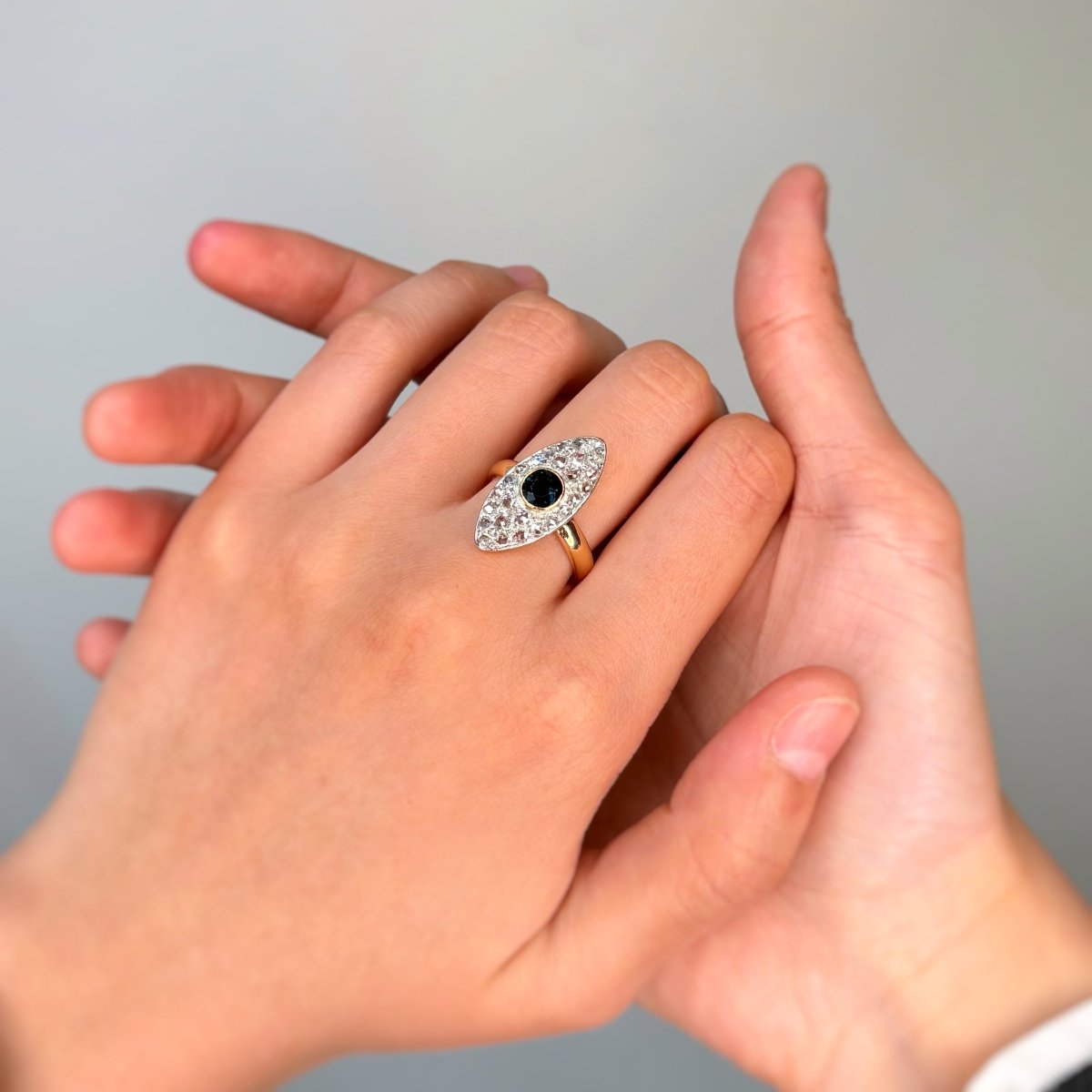 Bague Marquise en or jaune, platine, saphir et diamants - Castafiore
