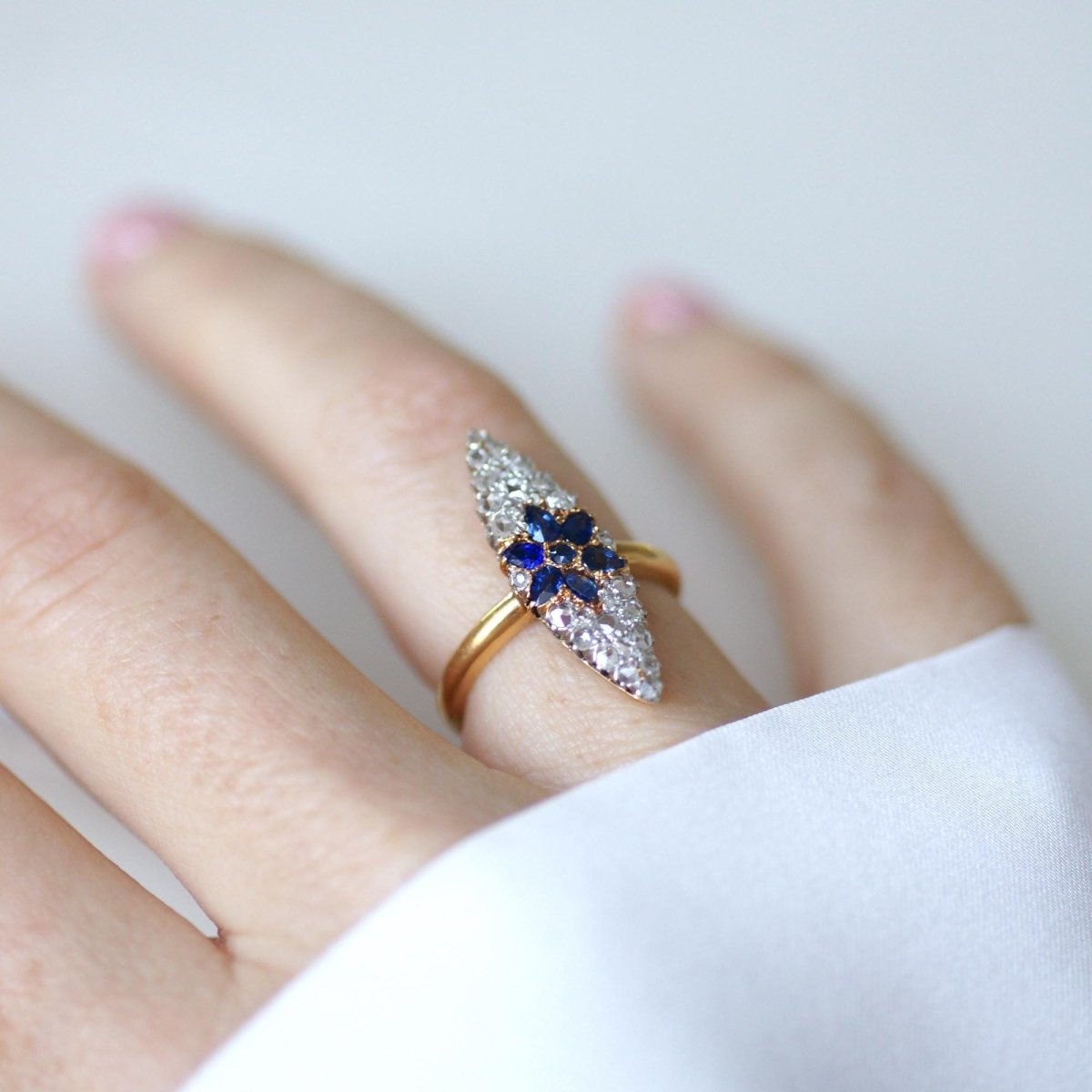 Bague Marquise en or jaune, platine, saphir et diamants - Castafiore