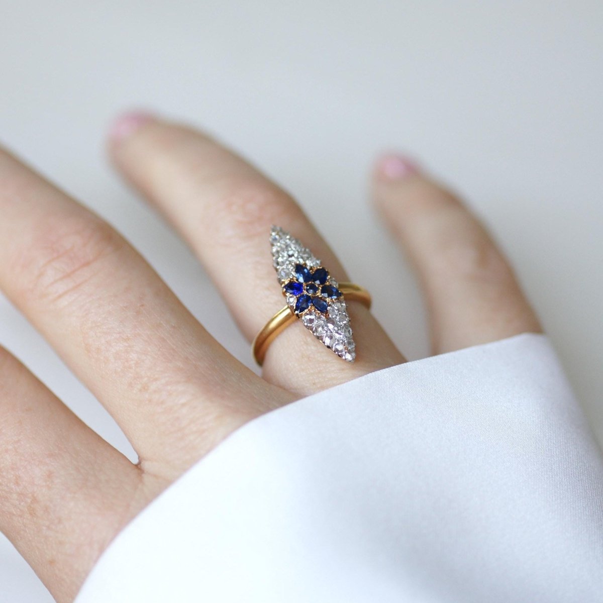 Bague Marquise en or jaune, platine, saphir et diamants - Castafiore