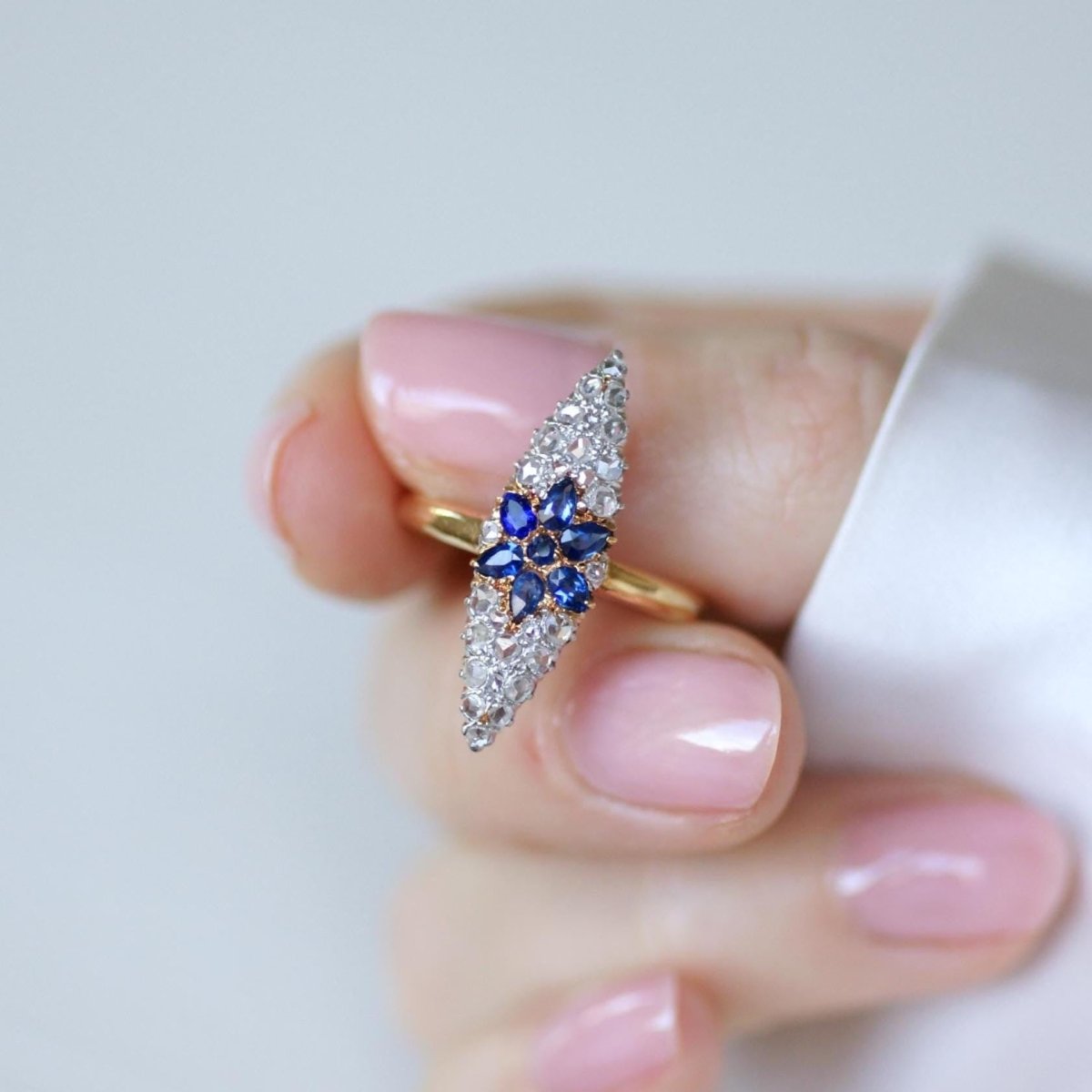 Bague Marquise en or jaune, platine, saphir et diamants - Castafiore