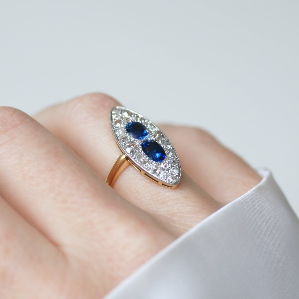 Bague Marquise en or jaune, platine, saphirs et diamants - Castafiore