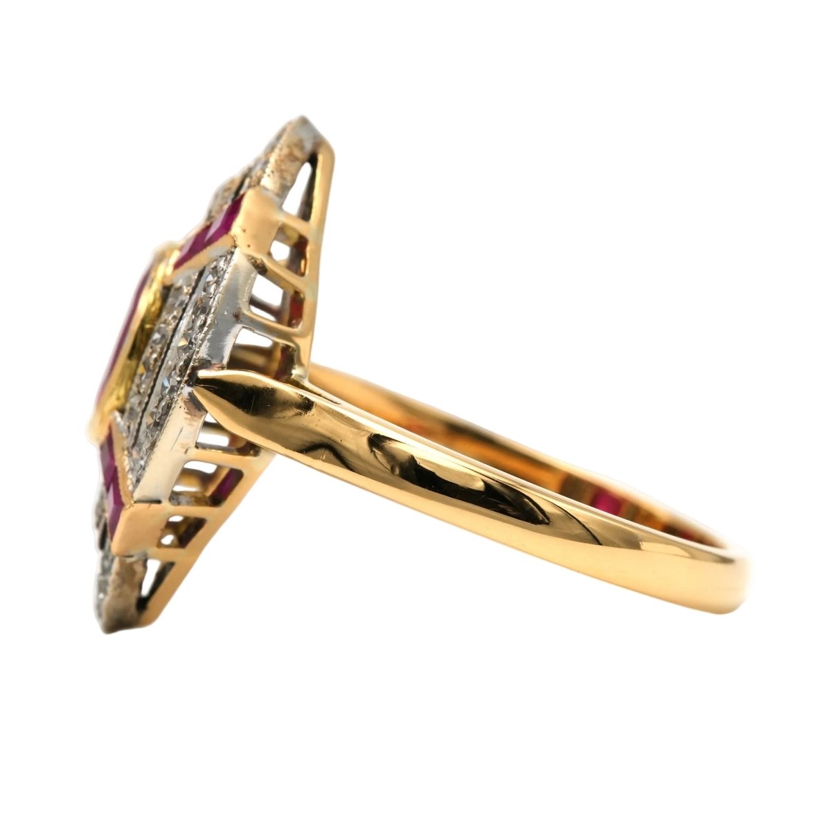 Bague Marquise en or jaune, rubis et diamants - Castafiore