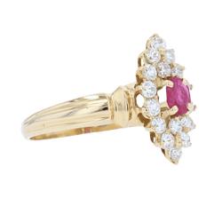 Bague Marquise en or jaune, rubis et diamants - Castafiore