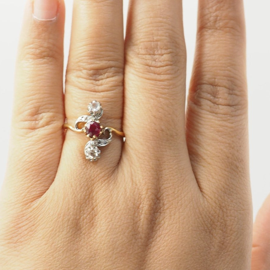 Bague marquise en or jaune, rubis et diamants - Castafiore