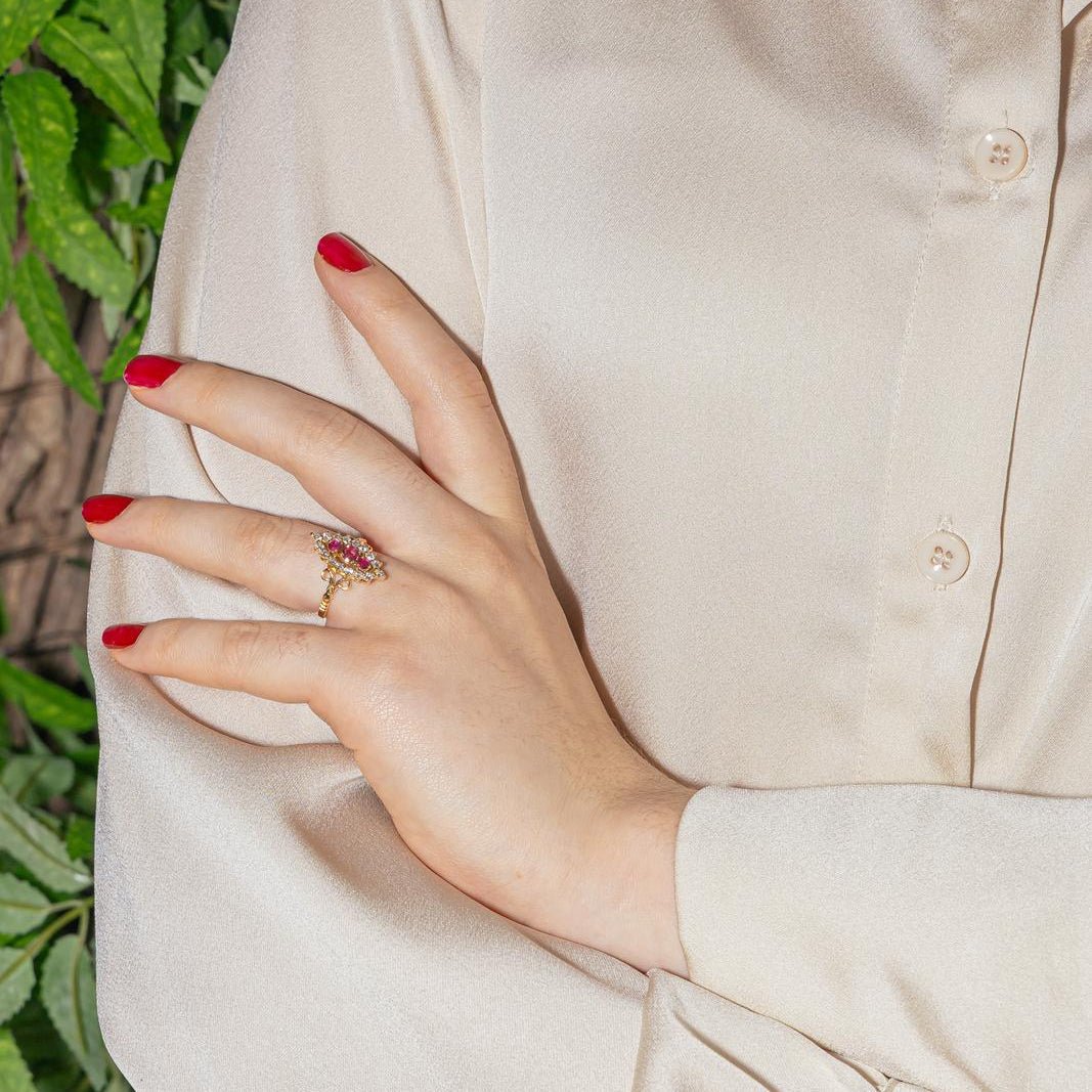 Bague Marquise en or jaune, rubis et diamants - Castafiore