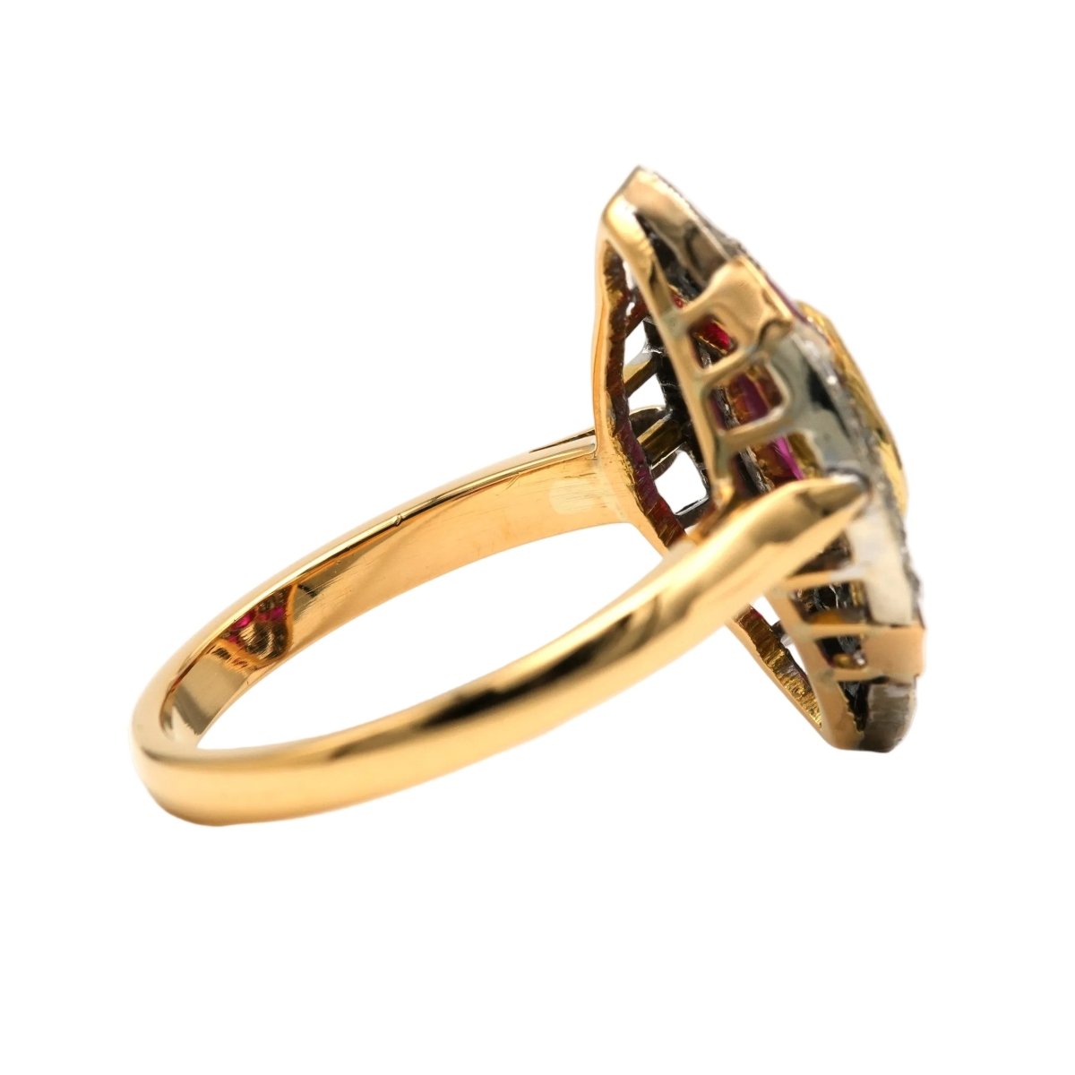 Bague Marquise en or jaune, rubis et diamants - Castafiore