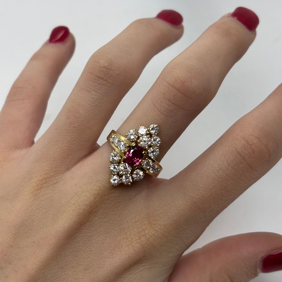 Bague Marquise en or jaune, rubis, et diamants - Castafiore