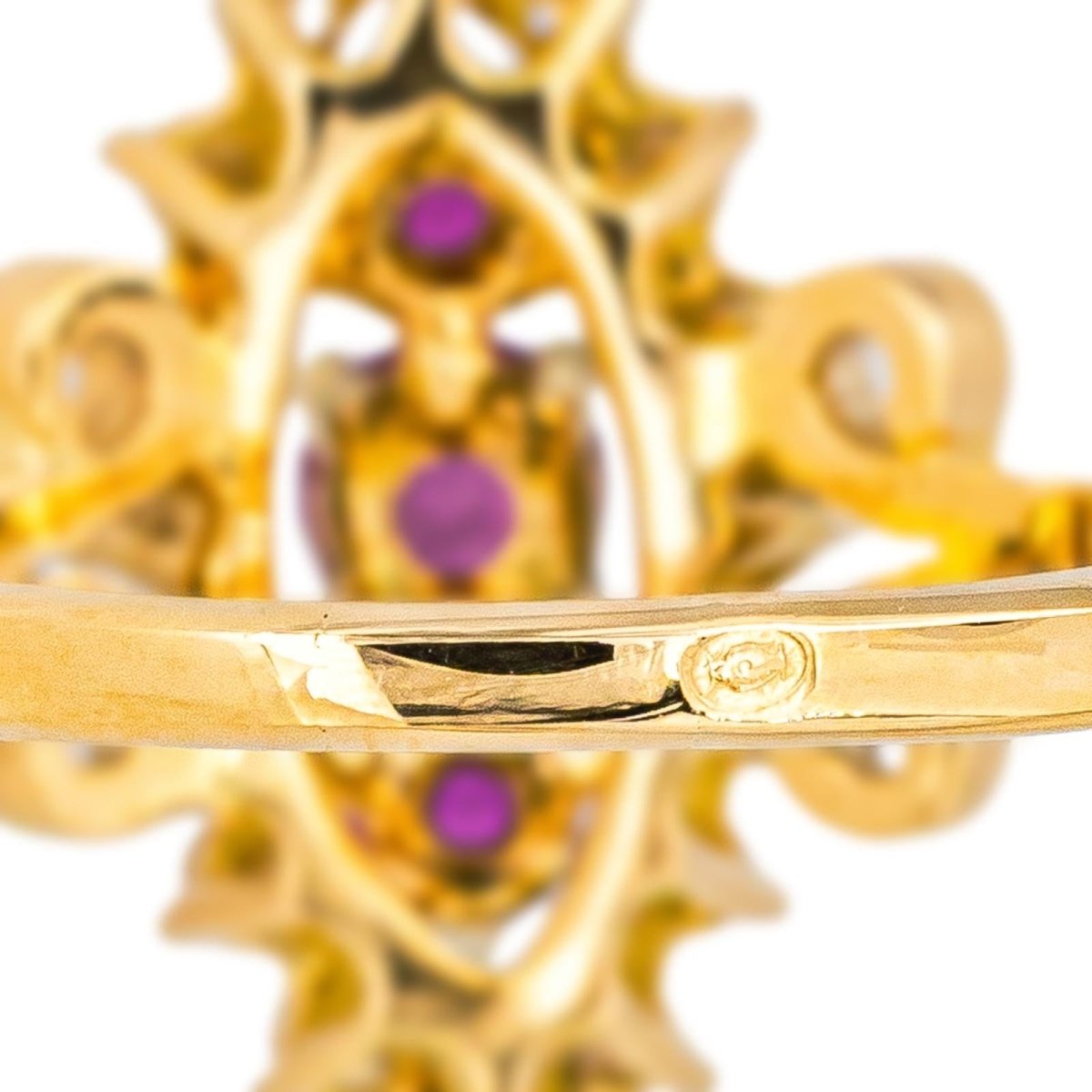 Bague Marquise en or jaune, rubis et diamants - Castafiore