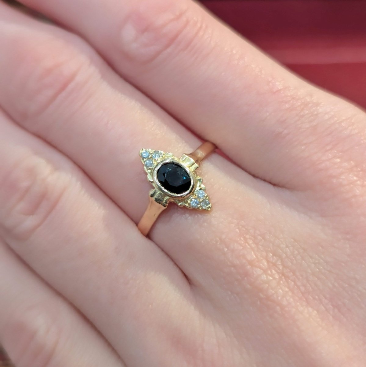 Bague Marquise en or jaune, saphir et diamants - Castafiore