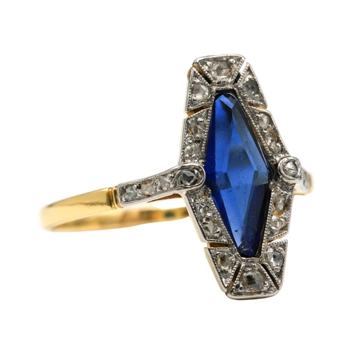 Bague Marquise en or jaune, saphir et diamants - Castafiore
