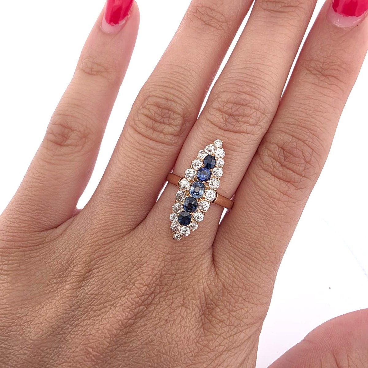Bague Marquise en or jaune, saphirs et diamants - Castafiore