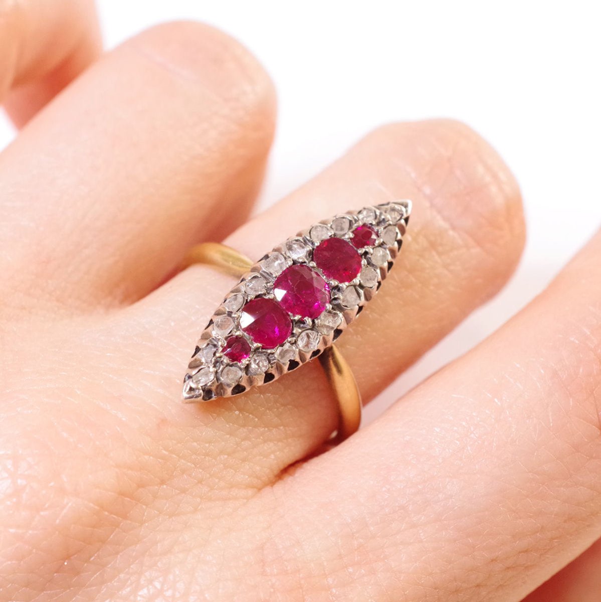 Bague Marquise en or rose, argent, rubis et diamants - Castafiore