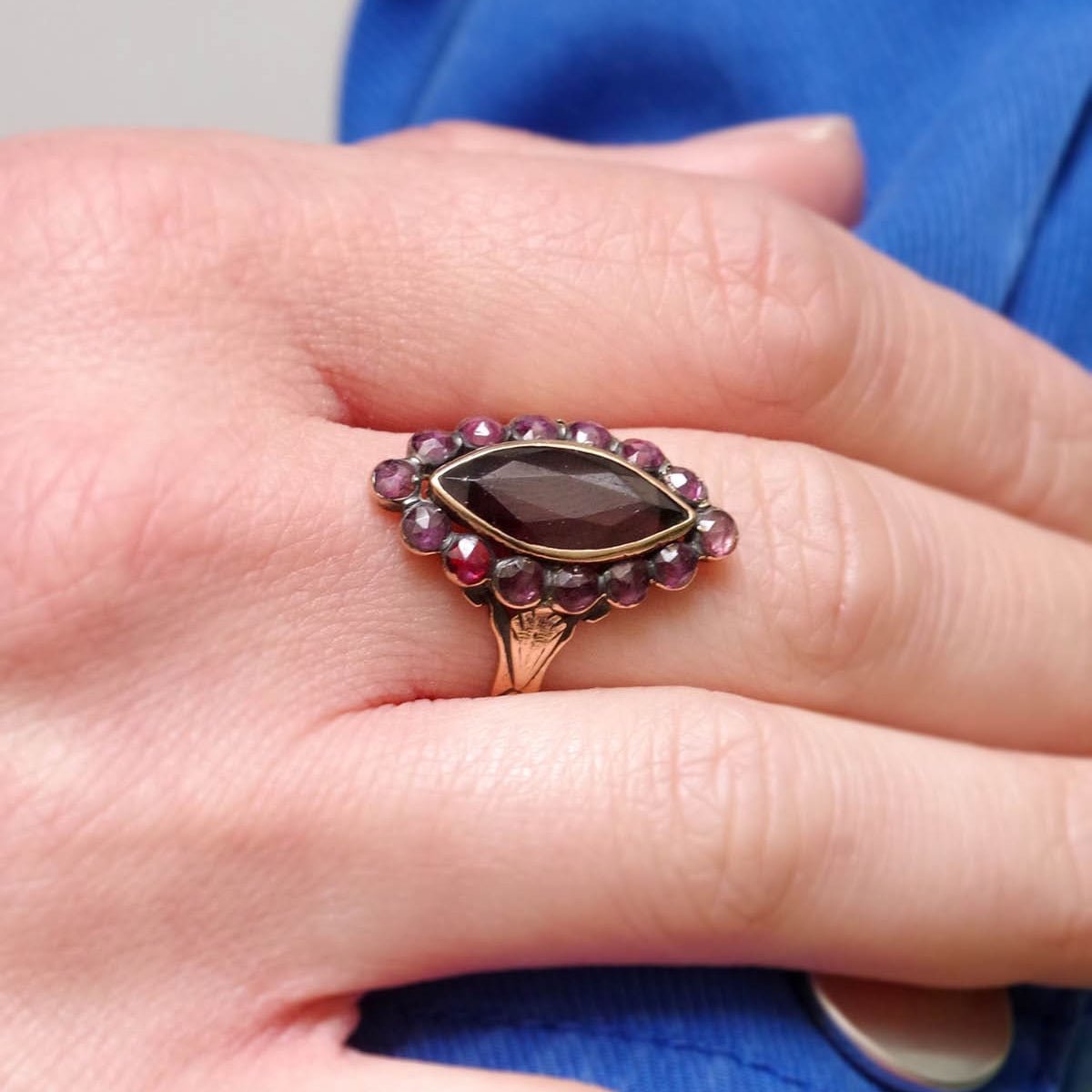 Bague Marquise en or rose et grenats - Castafiore