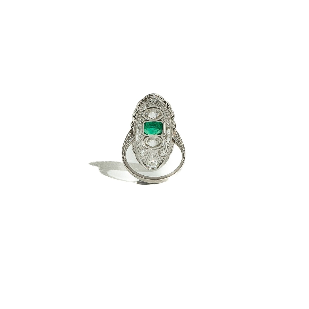 Bague Marquise en platine, émeraude et diamants - Castafiore