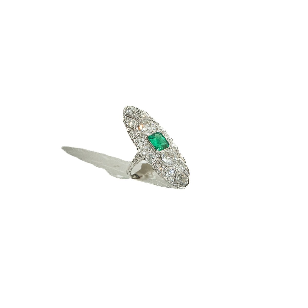 Bague Marquise en platine, émeraude et diamants - Castafiore