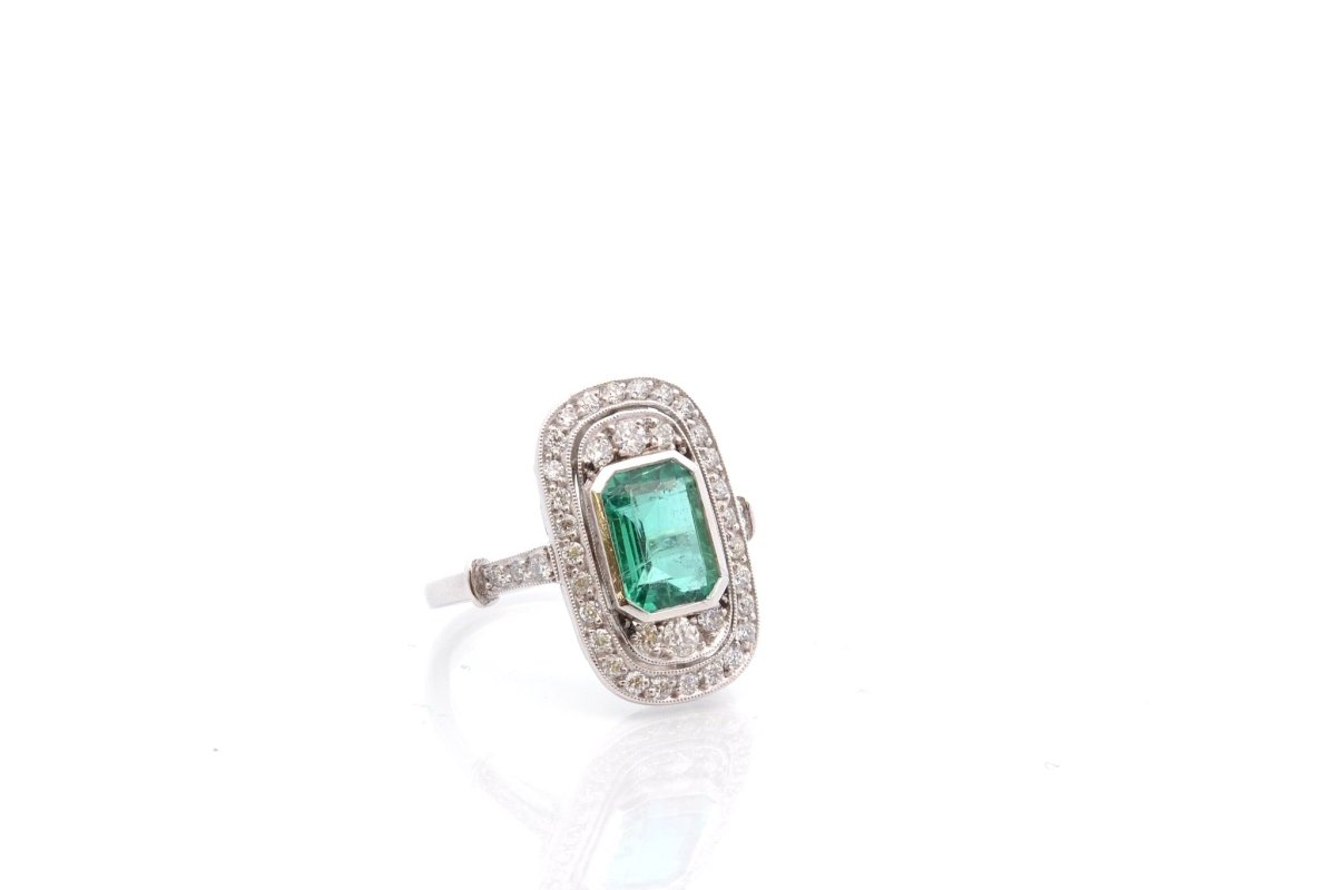 Bague marquise en platine, émeraude et diamants - Castafiore