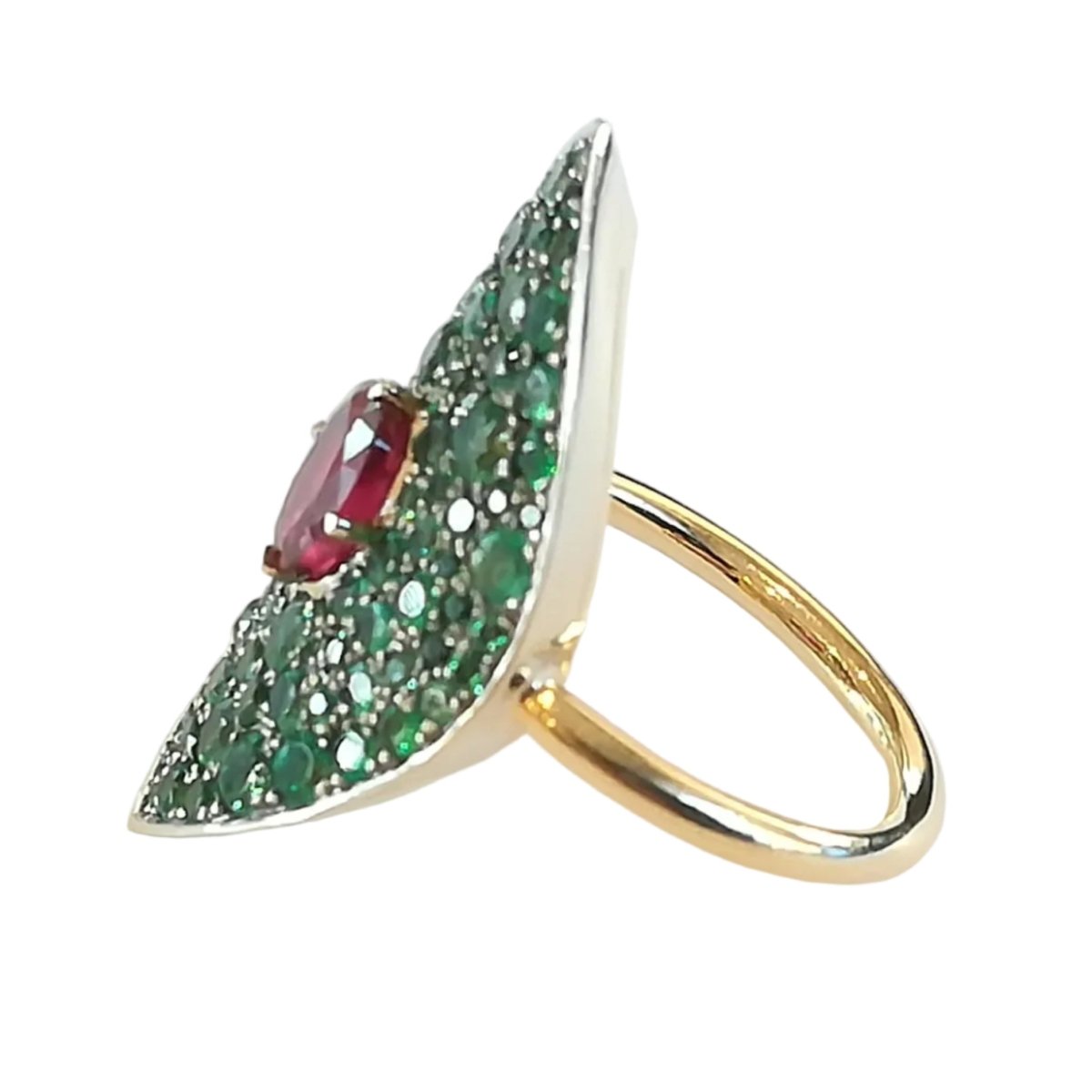 Bague Marquise GUY BARUCH en or jaune, rubis et émeraudes