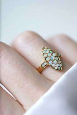 Bague marquise opales sur or - Castafiore