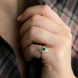 Bague marquise or jaune émeraude ovale diamants - Castafiore