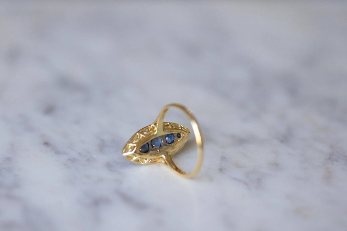 Bague marquise saphirs entourage diamants - Castafiore