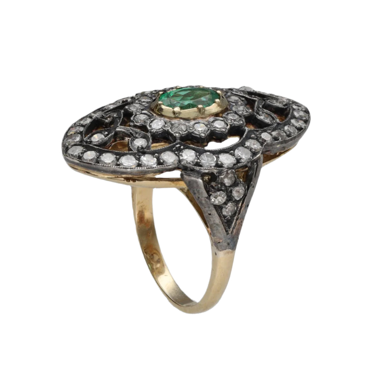 Bague marquise vers 1890 en or jaune 18 Cts et argent avec diamants taille ancienne et Emeraude. Taille 53 - Castafiore