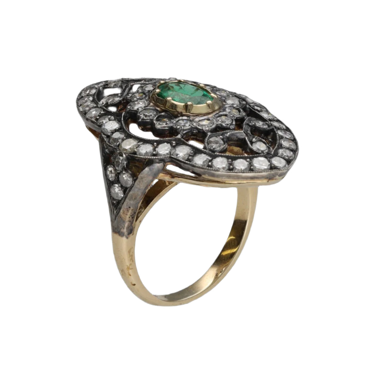 Bague marquise vers 1890 en or jaune 18 Cts et argent avec diamants taille ancienne et Emeraude. Taille 53 - Castafiore