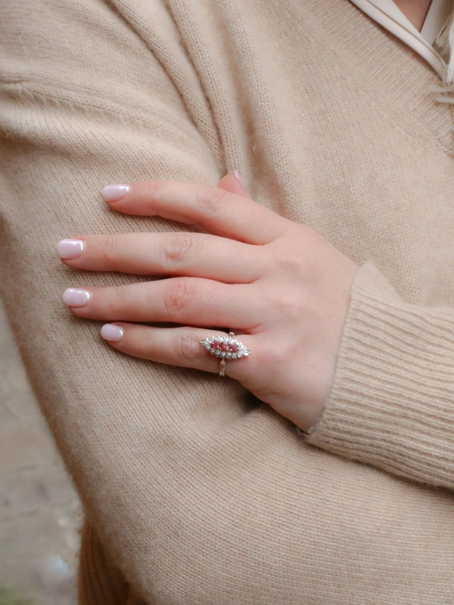 Bague marquise vintage or rubis diamants - Castafiore