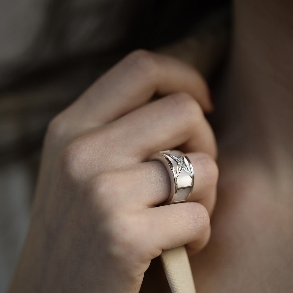 Bague MAUBOUSSIN "Étoile Beauté" en or gris, nacre et diamants - Castafiore