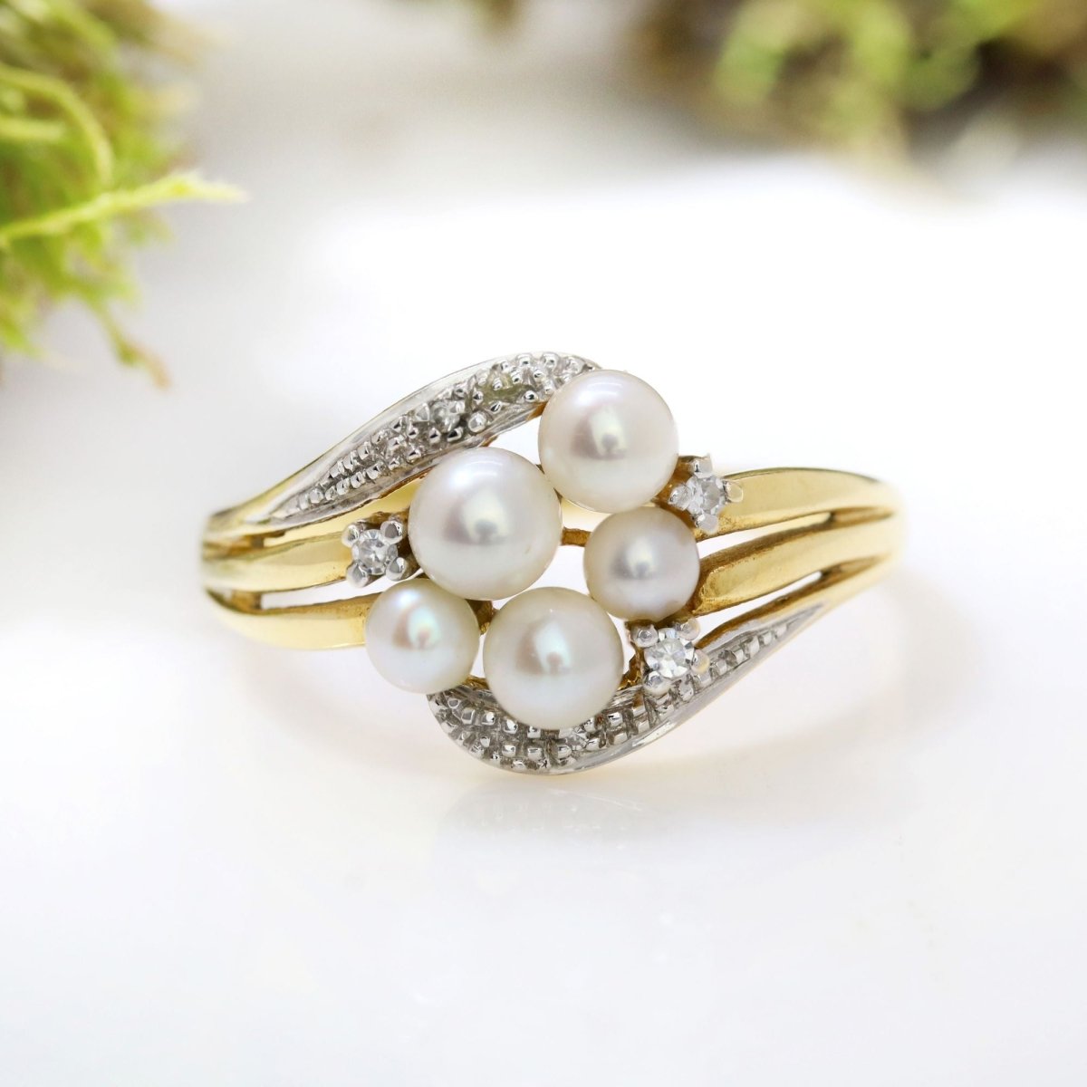 Bague moderne en or jaune et or blanc avec diamants et perles de culture - Castafiore