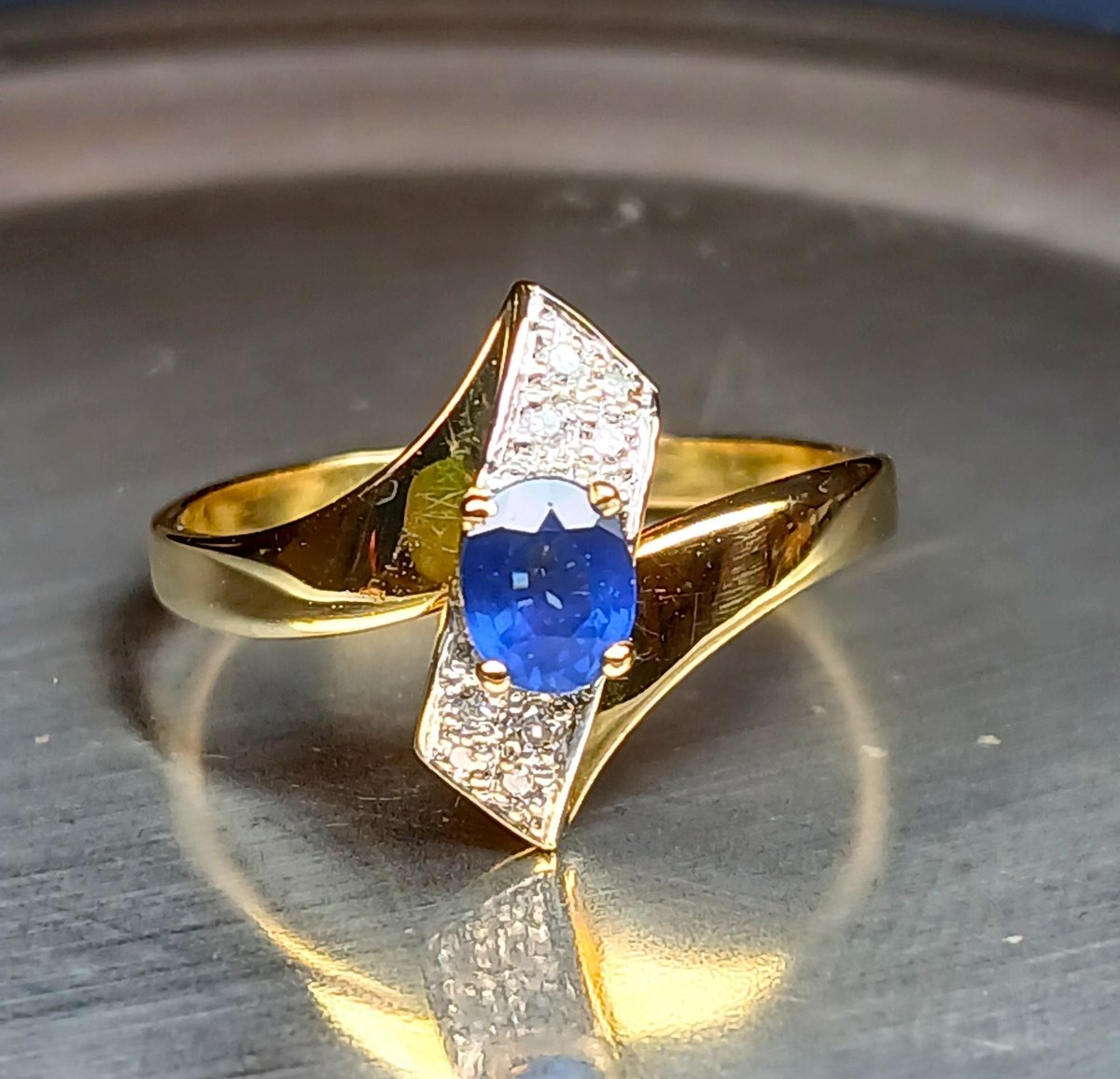 Bague moderne en or jaune saphir et diamants - Castafiore