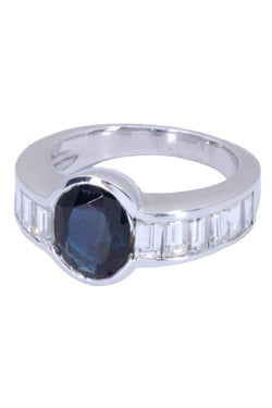 Bague moderne saphir et diamants baguettes en or blanc - Castafiore