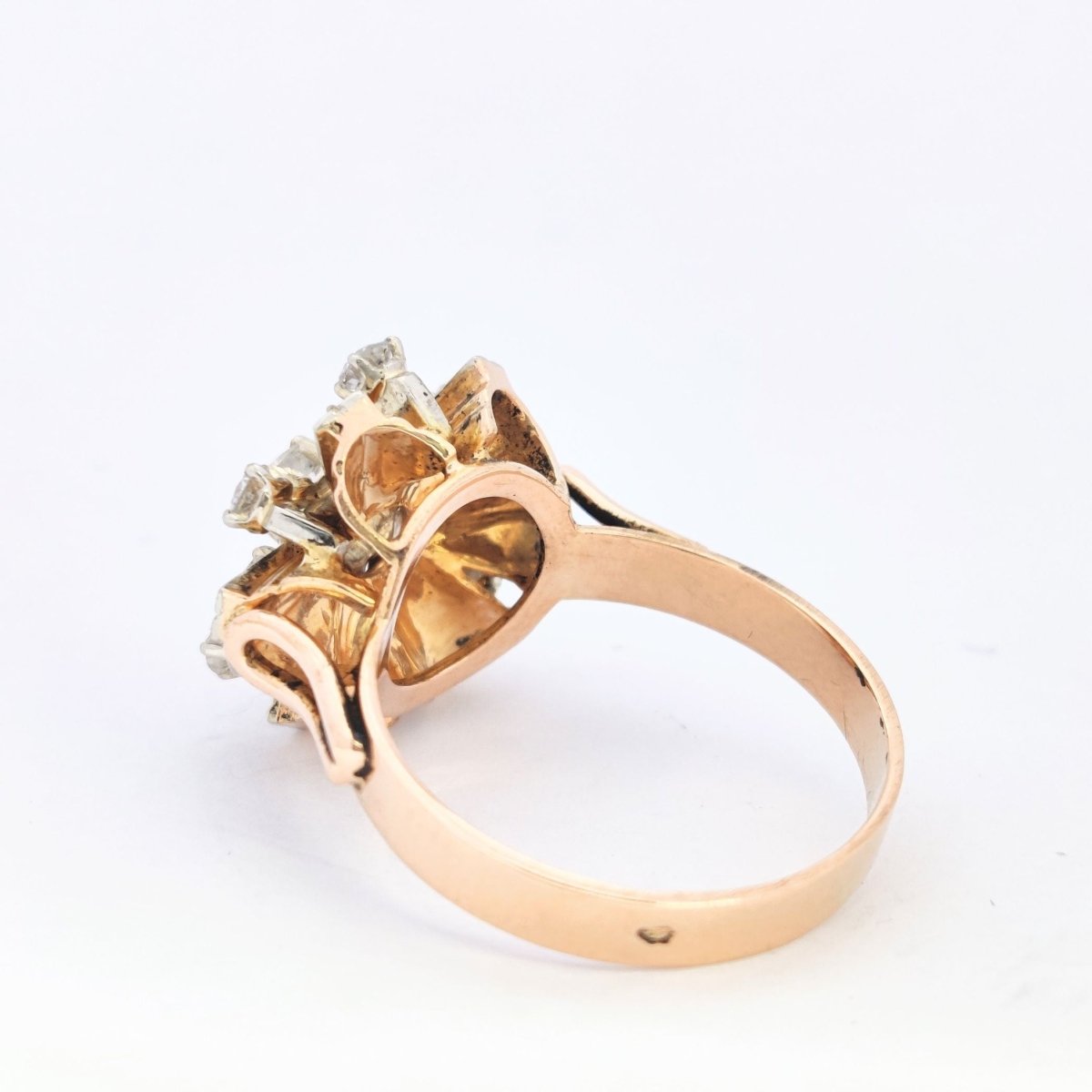 Bague motifs floraux en or rose et diamants - Castafiore