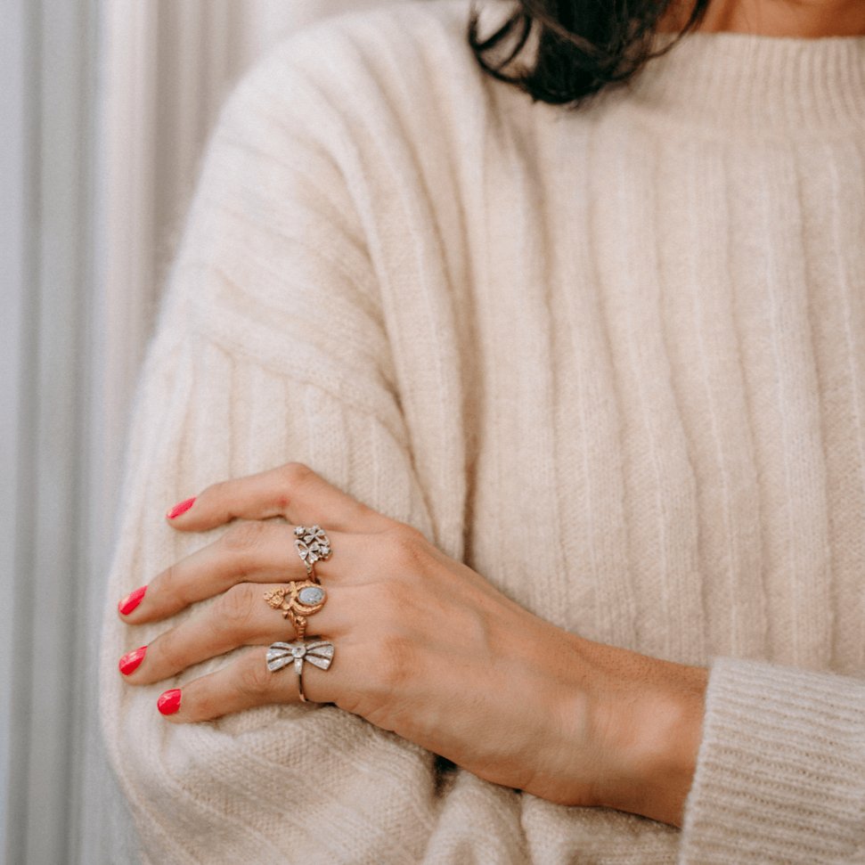 Bague Noeud en or blanc et or jaune, rubis et diamants - Castafiore