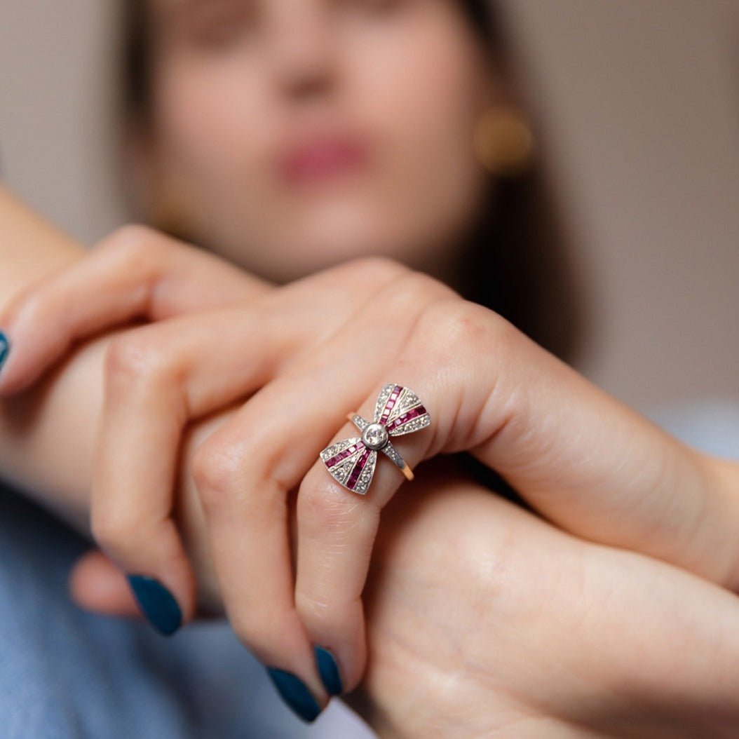 Bague Noeud en or blanc et or jaune, rubis et diamants - Castafiore