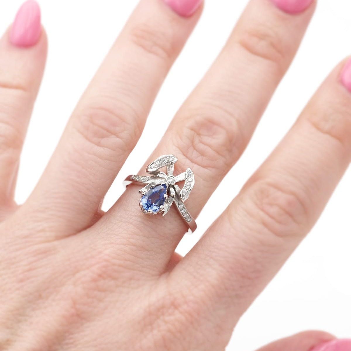 Bague nœud en or blanc, saphir et diamants - Castafiore