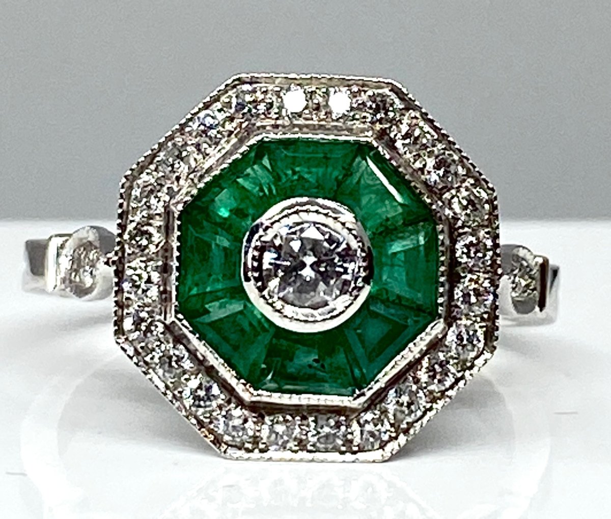 Bague octogonale en or 18 carats en émeraudes et diamants - Castafiore