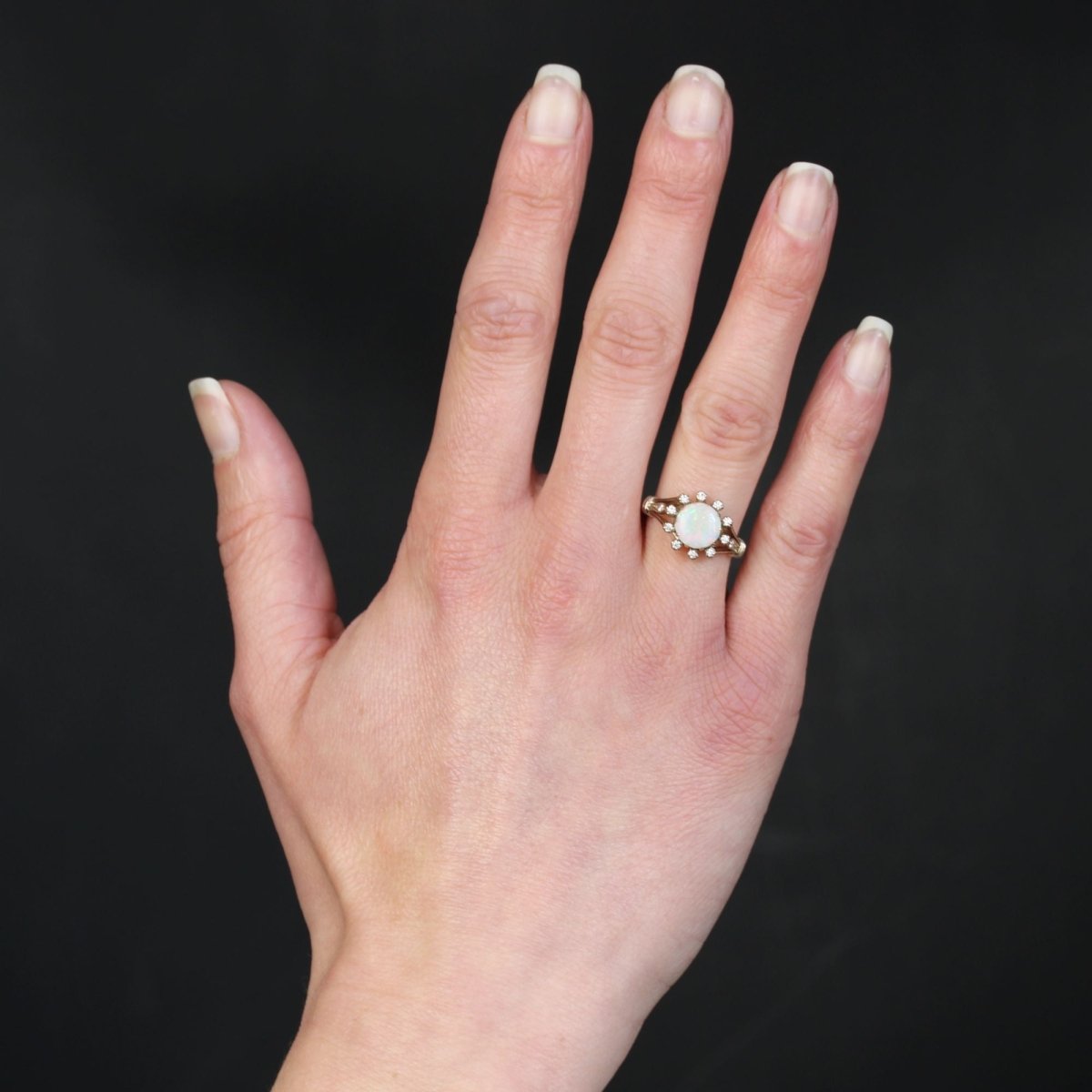 Bague opale ronde diamants or blanc - Castafiore
