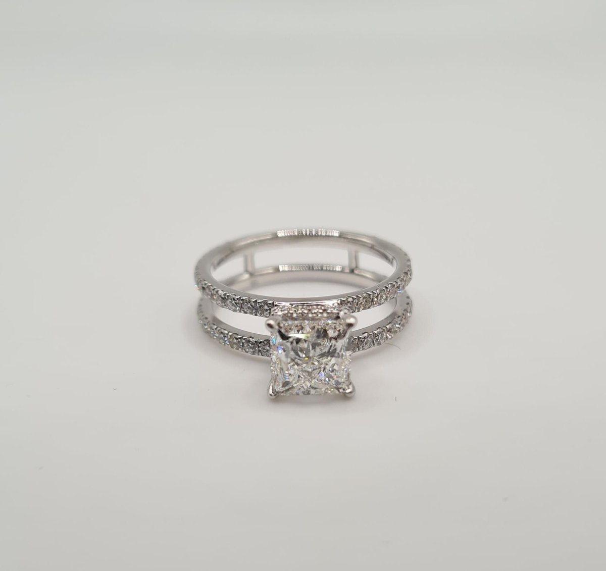 Bague or blanc 18 carats sertie d’un diamant princesse et pavage diamants - Castafiore