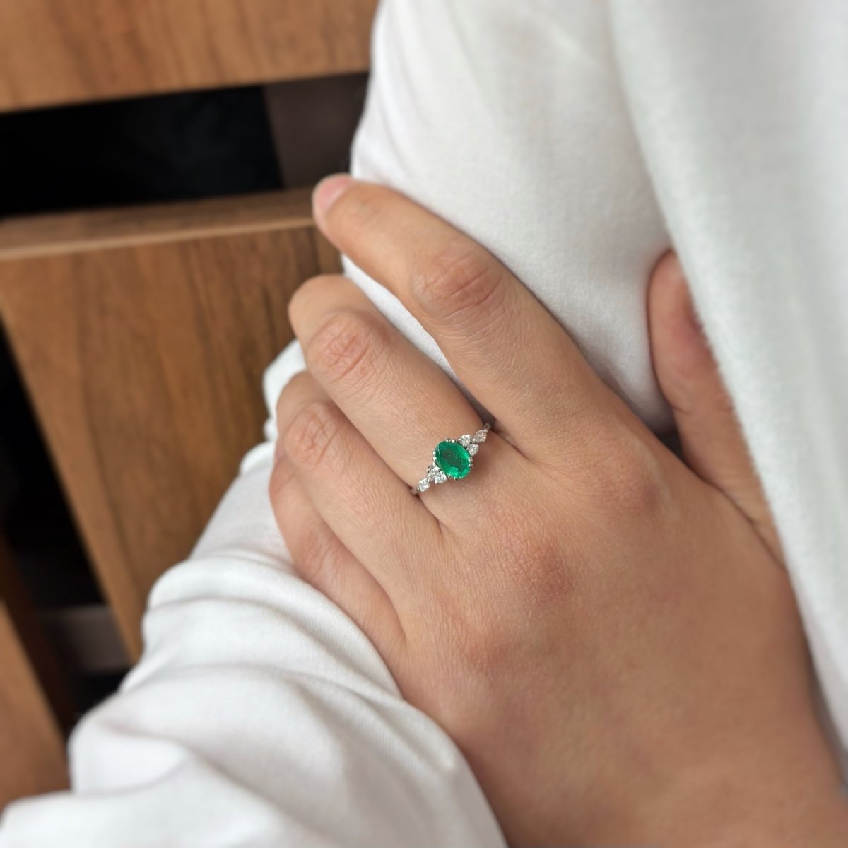 Bague - Or blanc, Diamants & Emeraude - Castafiore