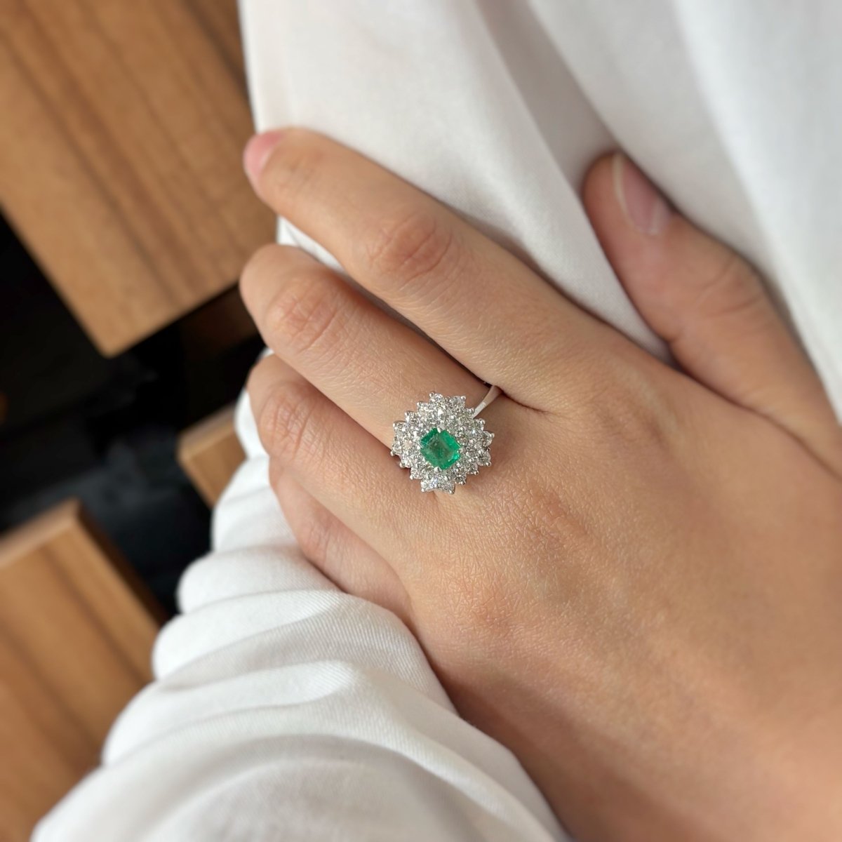 Bague - Or blanc, diamants et émeraude - Castafiore