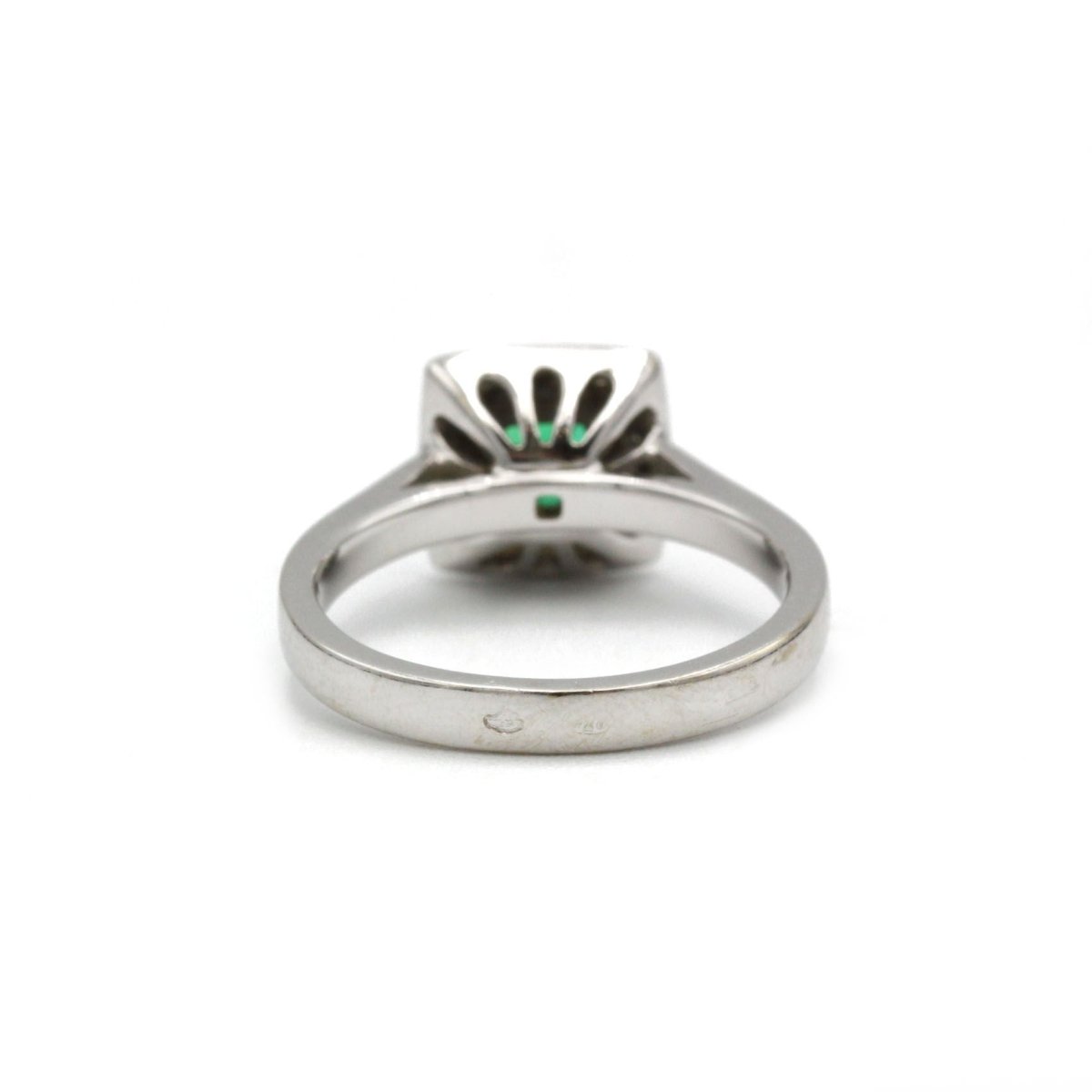 Bague - Or blanc, Emeraude et Diamants - Castafiore