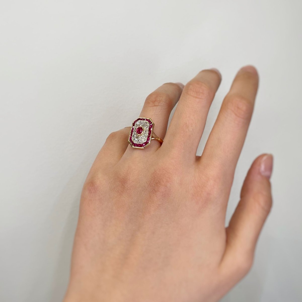 Bague en or jaune, rubis et diamants