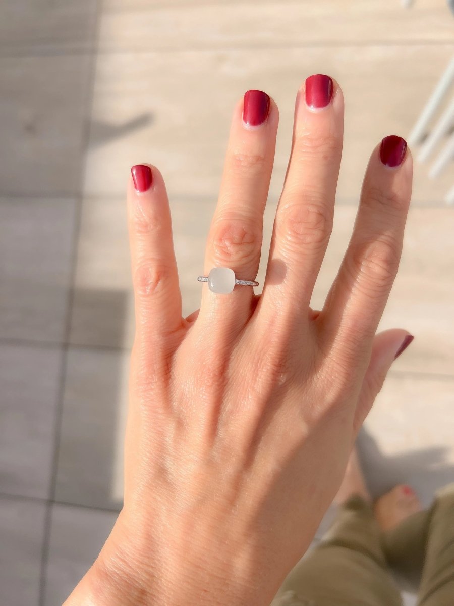 Bague or gris de la maison Pomellato,modèle Nudo - Castafiore