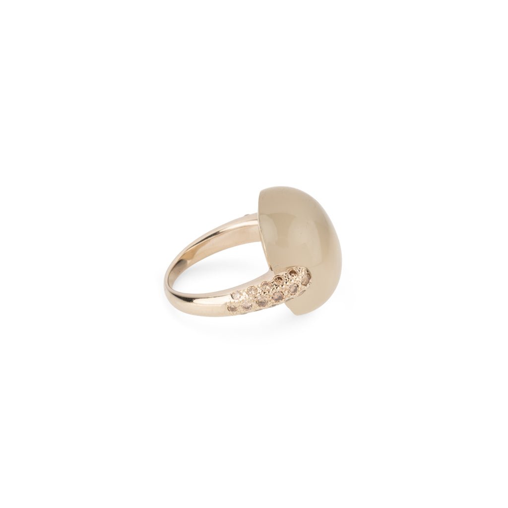 Bague or gris modèle Luna de la maison Pomellato en calcédoine et diamant. - Castafiore
