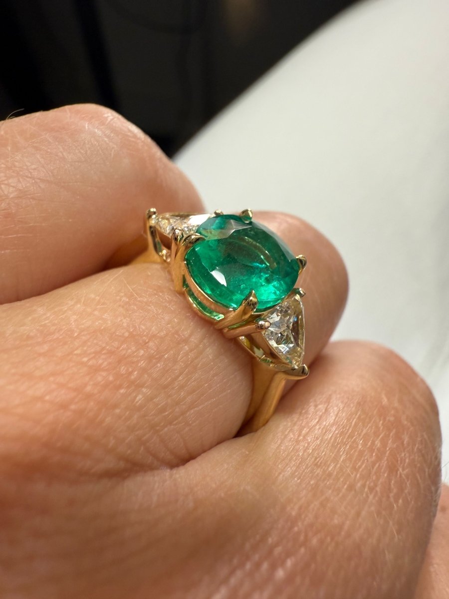 Bague Or jaune - Emeraude Brésil et Diamants triangle - Castafiore