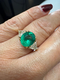 Bague Or jaune - Emeraude Brésil et Diamants triangle - Castafiore