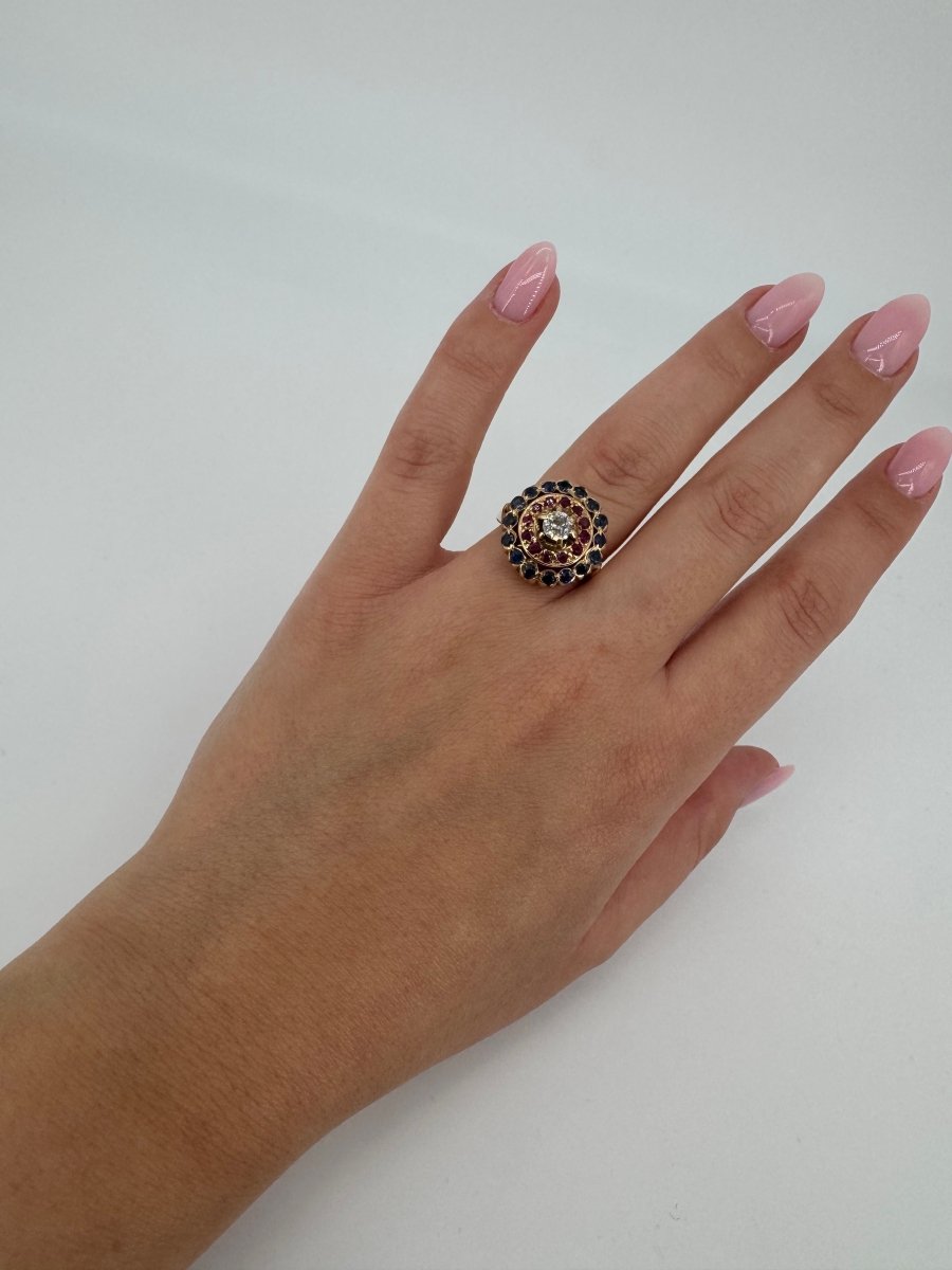 Bague - Or, rubis, saphirs et diamants - Castafiore