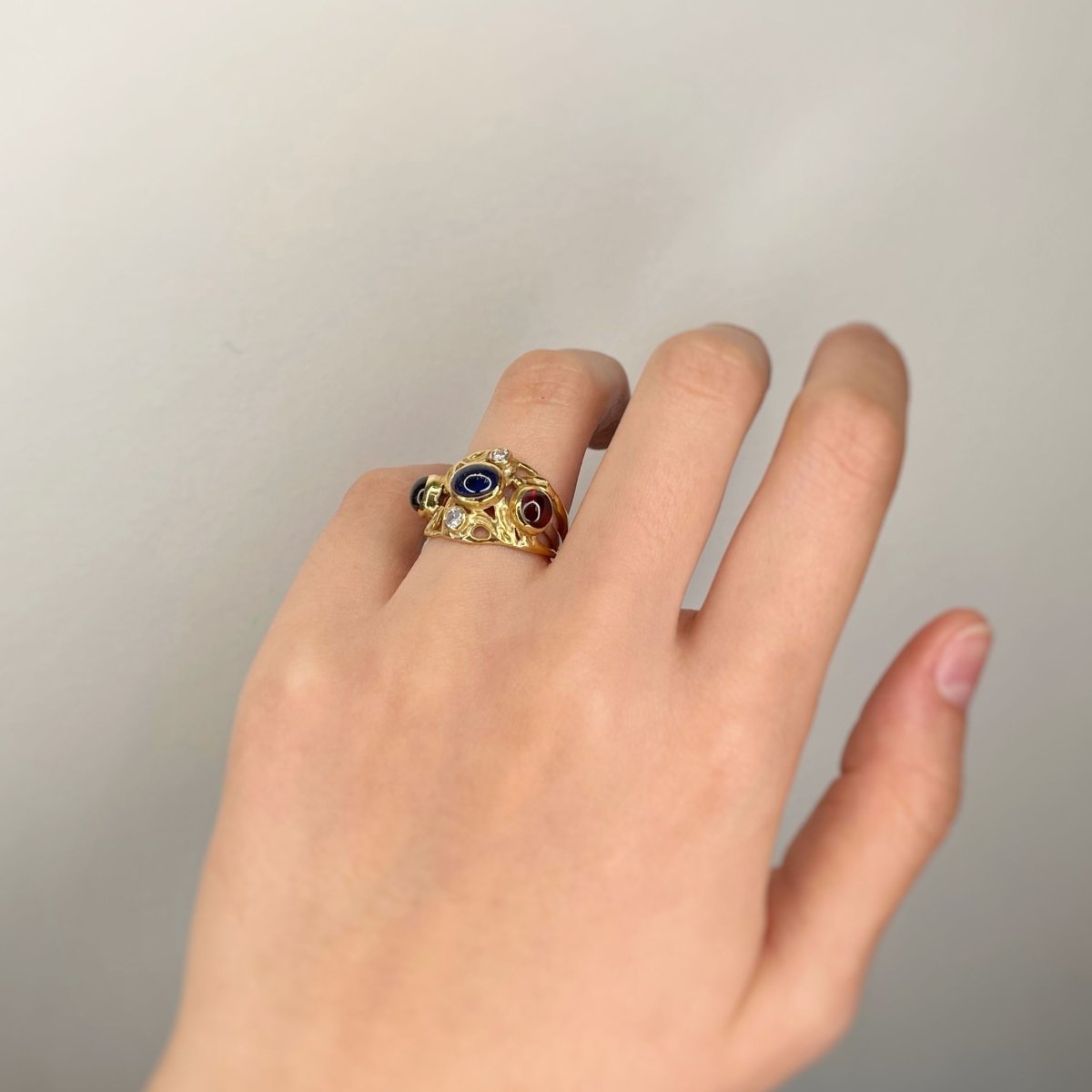 Bague - Or, Saphir, Grenats Et Diamants